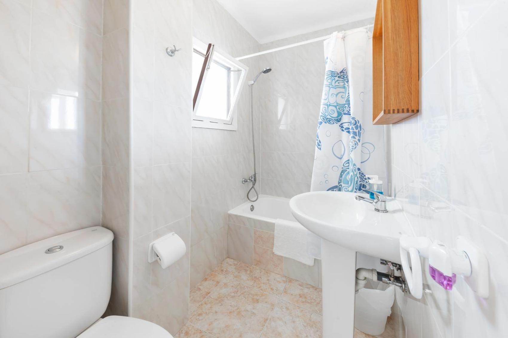 Hostal Cala Llombards Екстериор снимка