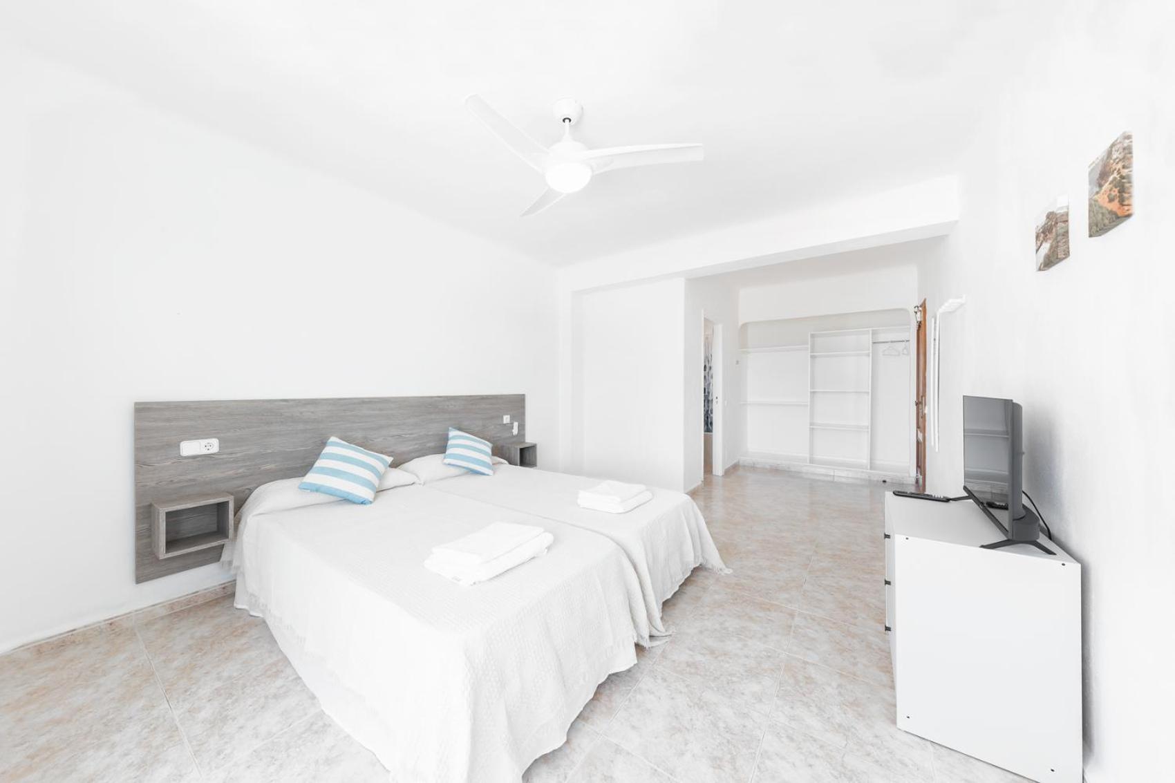 Hostal Cala Llombards Екстериор снимка