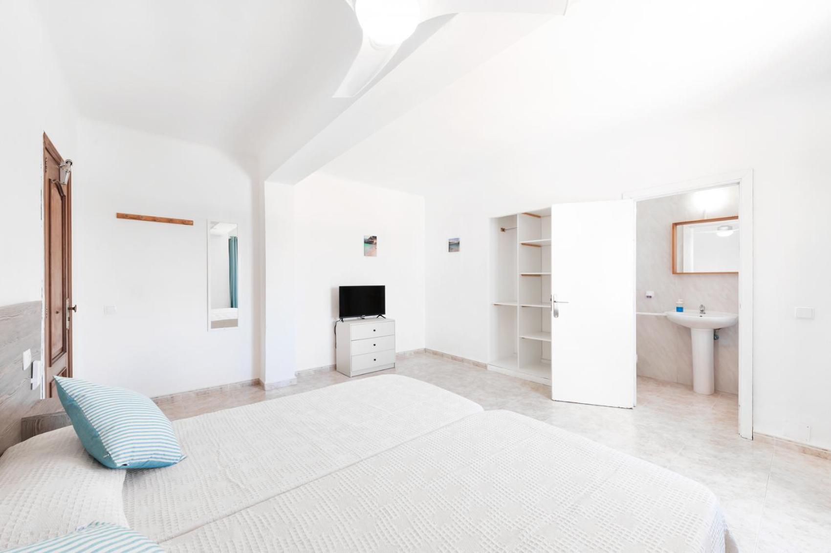 Hostal Cala Llombards Екстериор снимка