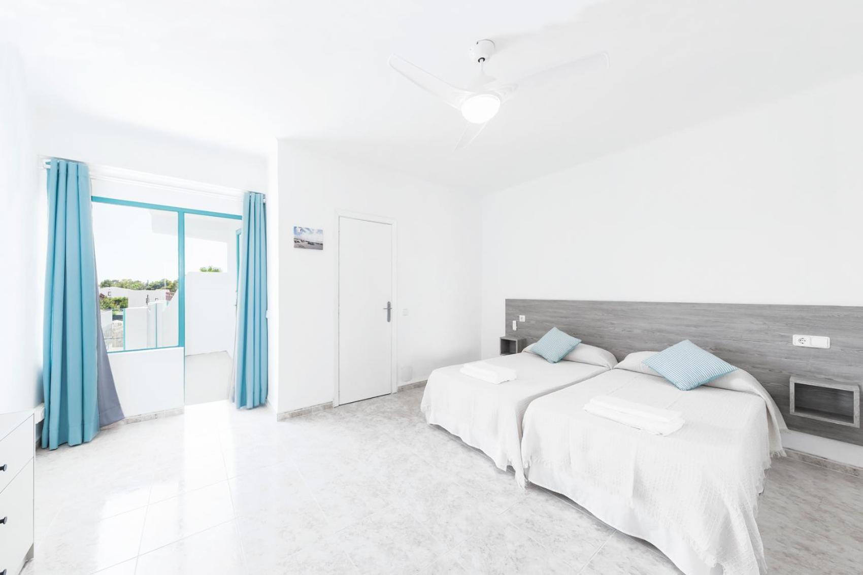 Hostal Cala Llombards Екстериор снимка